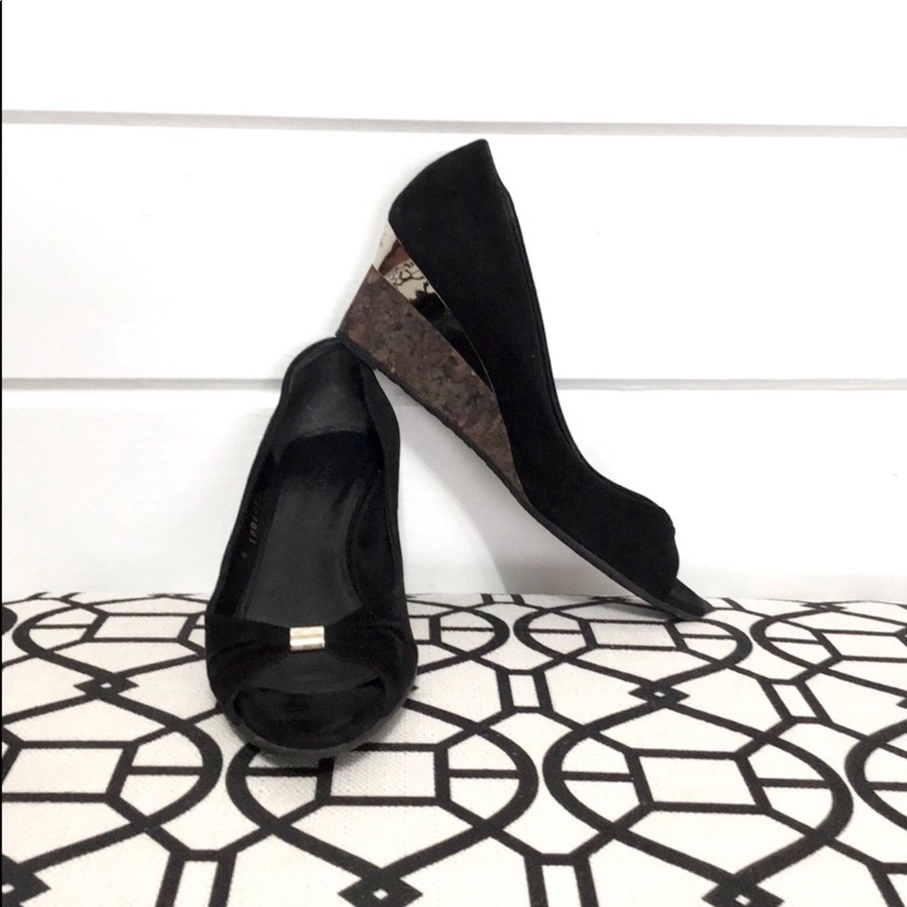 Gucci suede peep toe heels wedge